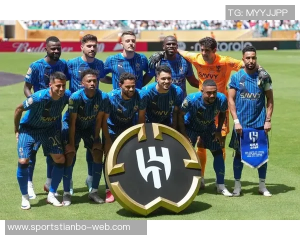 弗洛伦蒂诺与贡萨洛合影庆祝帽子戏法展现球队团结精神